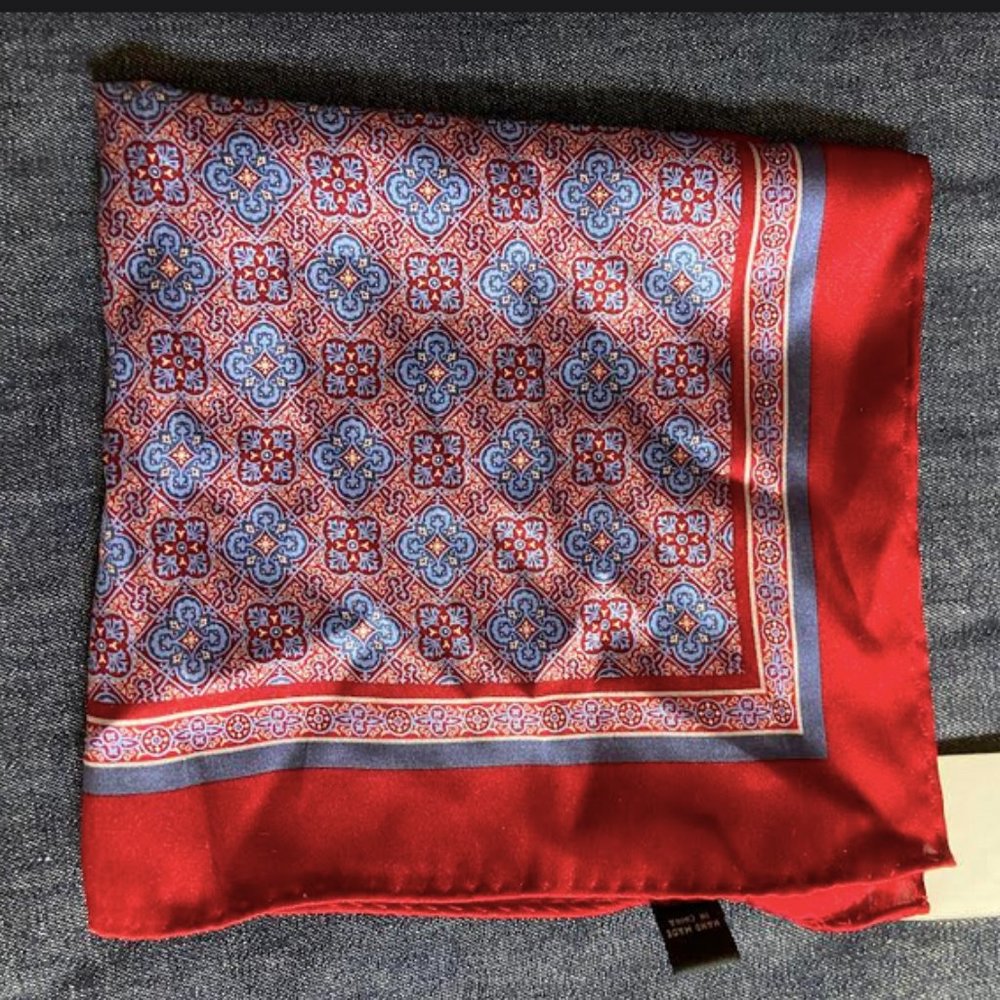 NWT Bloomingdales 100% silk rep pattern pocket square